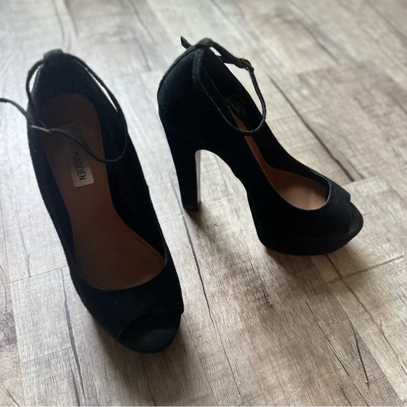 Elegant Black Peep-Toe Heels - Picture 4 of 15